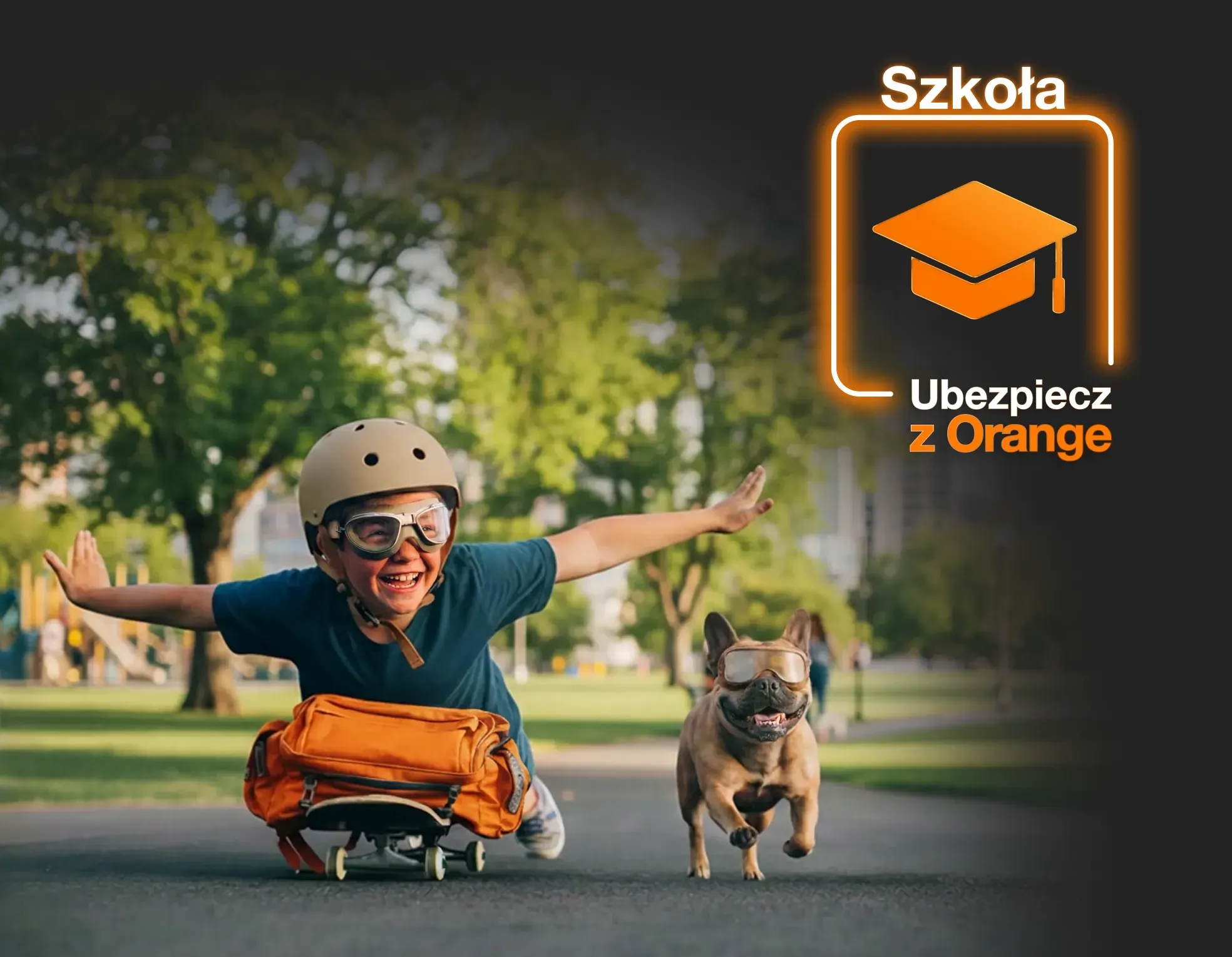 Dziecko w kasku na deskorolce, obok biegnie pies w goglach