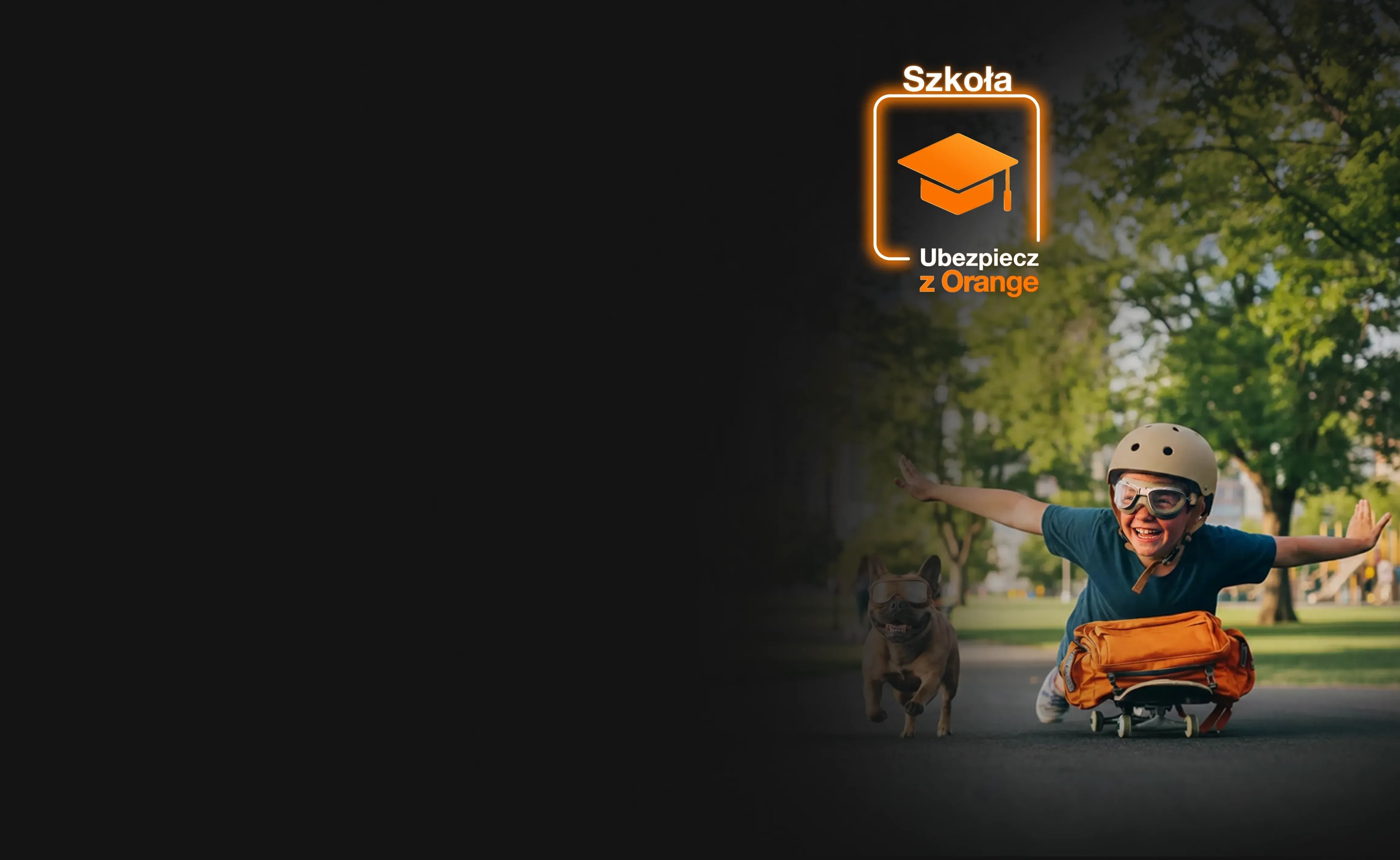 Dziecko w kasku na deskorolce, obok biegnie pies w goglach