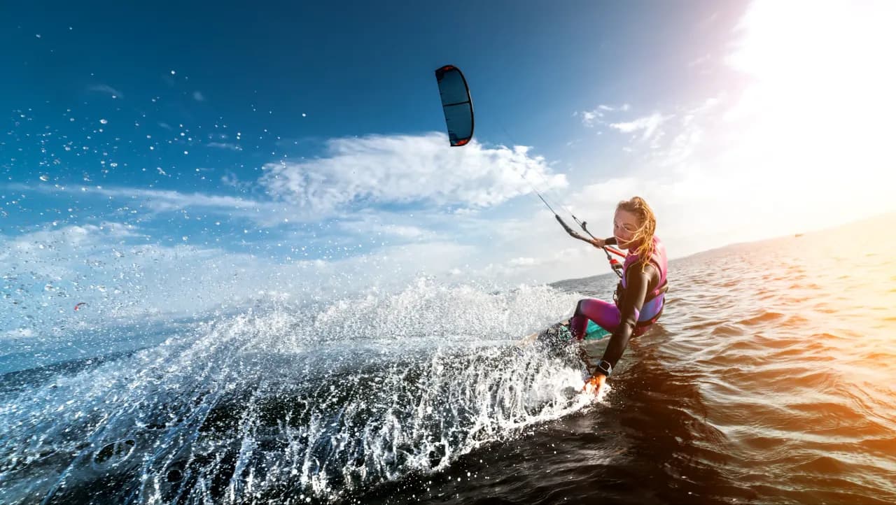kobieta uprawia kitesurfing na morzu