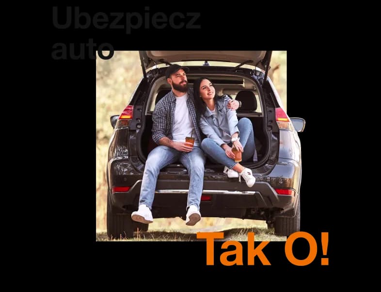 Uśmiechnięta para siedzi na bagażniku samochodu. Tekst: Ubezpiecz auto Tak O!
