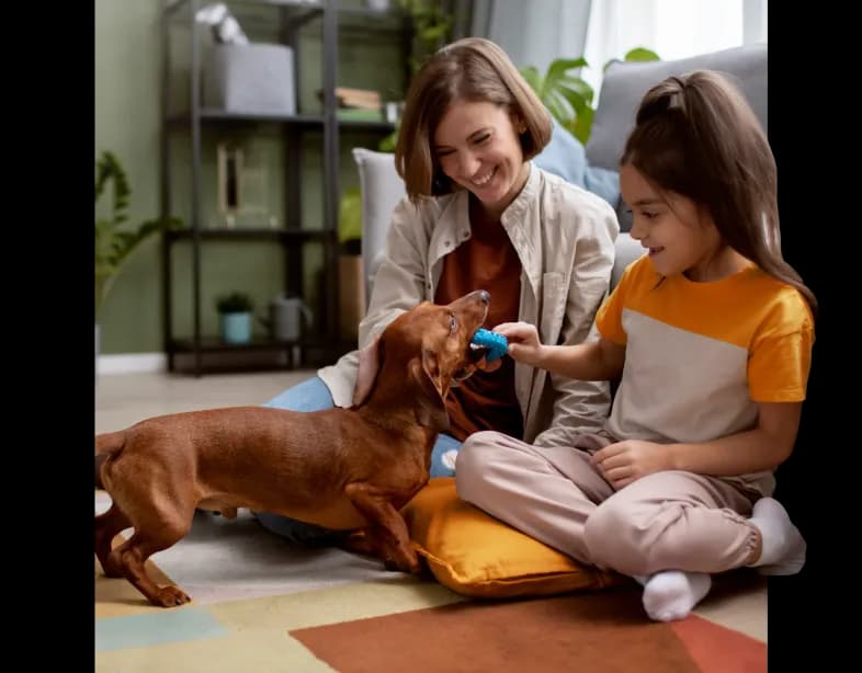 Uśmiechnięta kobieta z dzieckiem bawią się z psem na dywanie w mieszkaniu.