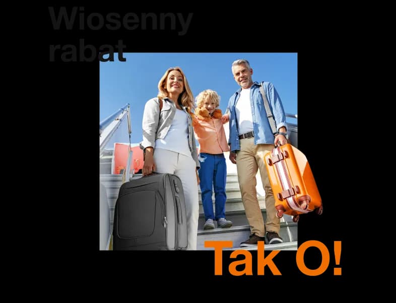 Rodzina podróżujących stojąca na schodach przy samolocie: kobieta i mężczyzna trzymają walizki, między nimi uśmiechnięte dziecko z uniesionymi rękami.  Tekst: Wiosenny rabat Tak O!